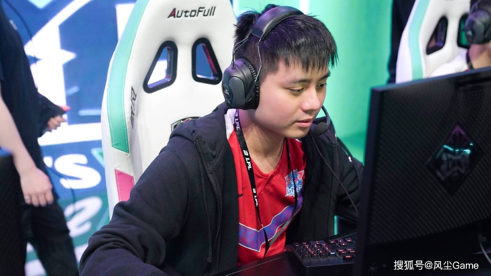 晋级下一阶段引发热议！，Karsa在瑞士队比赛中爆冷观众掌声雷动(白举纲细思极恐的细节)